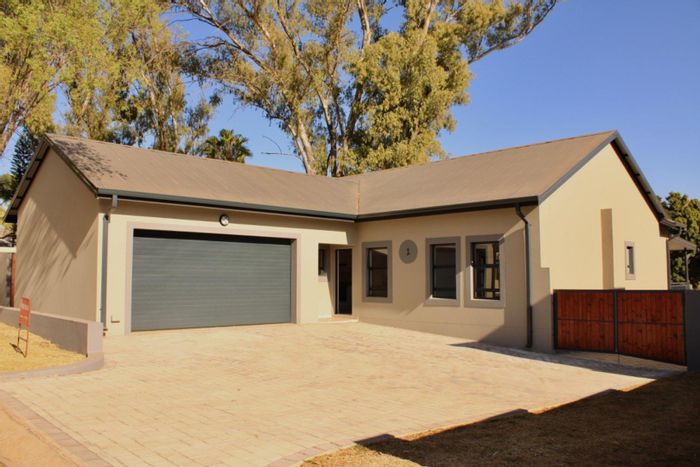 For Sale: House in Cullinan Central, featuring 3 bedrooms and golf estate amenities.