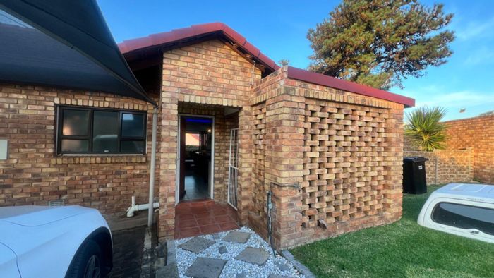 Cluster in Mondeor To Rent: 2 Bedrooms, Garden, Enclosed Courtyard, Open-plan Living.