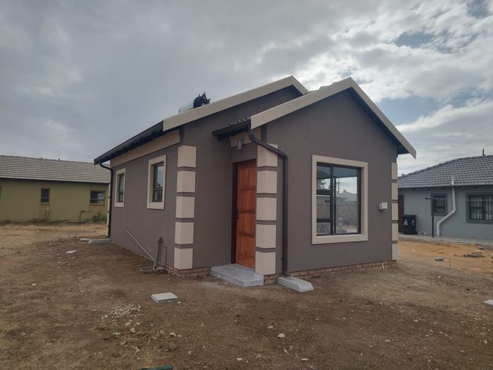 For Sale: House in Selcourt with customizable features, garages, and secure estate living.