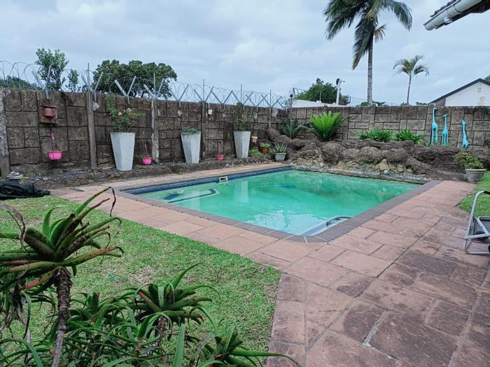 Arboretum House For Sale: Spacious living, pool, flats, and income potential.