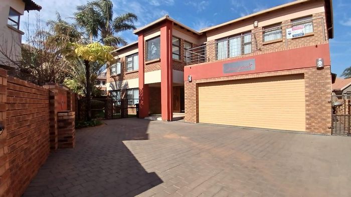 For Sale: House in Glen Eagle Estate with security, garage, garden, and braai area.