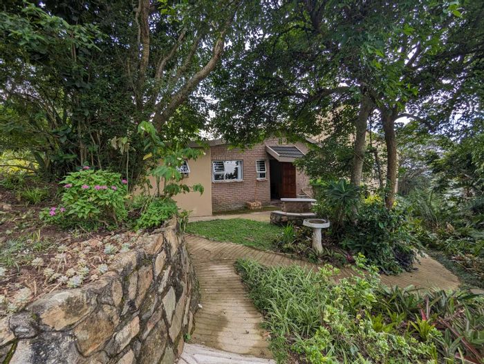Cottage To Rent in Kloof Central: 2 beds, study, patio, garden, WiFi included.