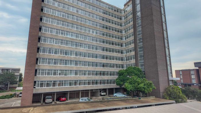 Honeyhills Apartment To Rent: 2 bedrooms, pool, balcony, 24hr security, parking included.