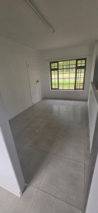 Kragga Kamma Office To Rent: 180sqm, 4 offices, reception, prepaid electricity, yard option.