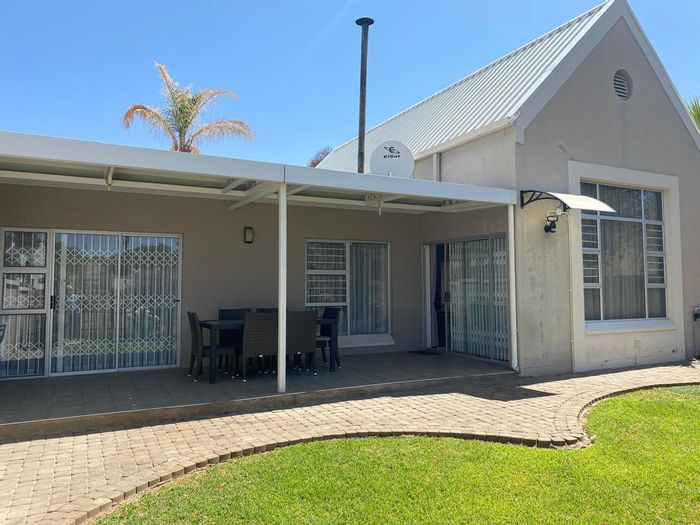 Klein Windhoek Townhouse To Rent: 3 bedrooms, garden, double garage, secure complex.