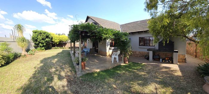 For Sale: Family House in Melodie with spacious patio, aircon, and ample parking.