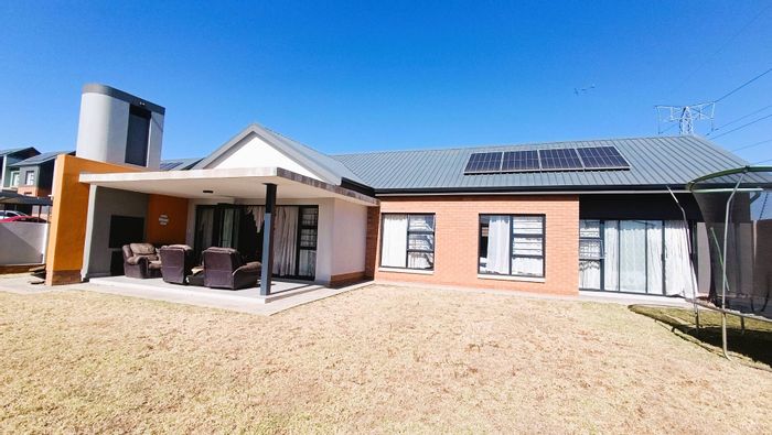 Amberfield House For Sale: 4 Bedrooms, pool access, solar power, near schools.