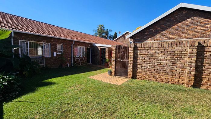 Property #2389098, Townhouse Rental Monthly in Faerie Glen