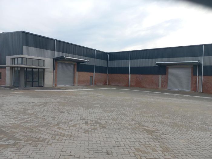 Industrial warehouse in Fairview to rent, featuring offices, retail space, and parking.