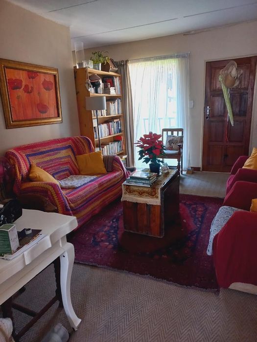 1-Bedroom Apartment in Willow Acres Estate For Sale with Garage and Open-Plan Living.