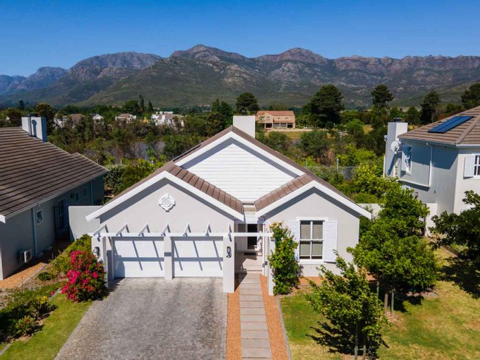 For Sale: House in Val De Vie Estate with braai room and double garage.