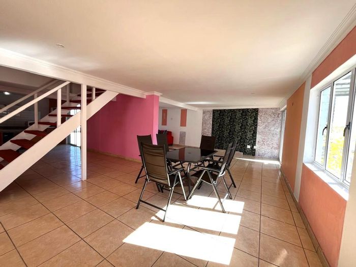 Kleine Kuppe House For Sale: 4 Bedrooms, 3 Bathrooms, Flat, Carports, Security Features.