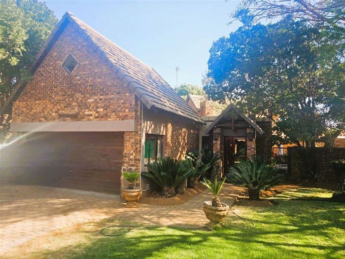 Glen Marais Cluster For Sale: 3 beds, pool, garden, 2 garages, open living.