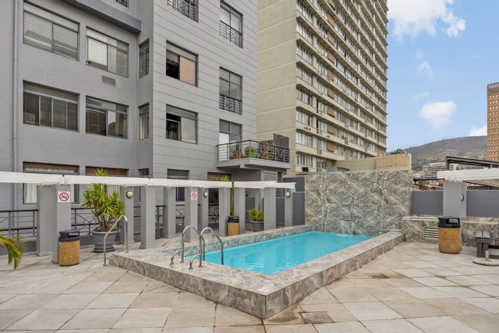 1-Bedroom Apartment For Sale in Cape Town City Centre with pool, gym, parking.