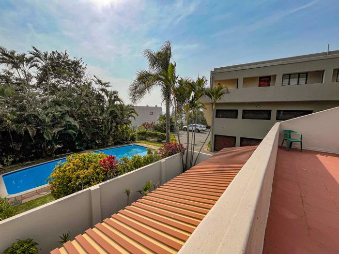 Coastal apartment in Umhlanga Rocks Central, 2 beds, pool views, walk to beach. To Rent.