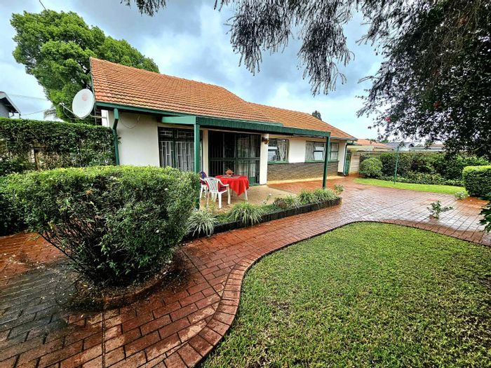 Silverton House For Sale: 3 bedrooms, large kitchen, landscaped garden, garage.