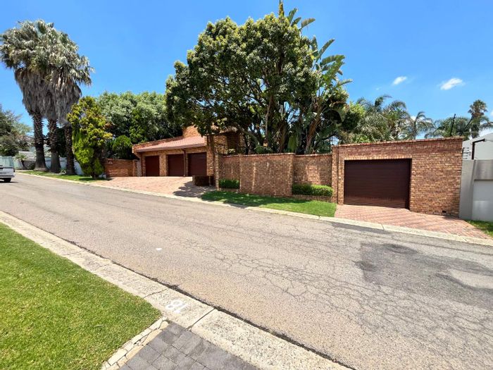 House For Sale in Marais Steyn Park: 4 Beds, Pool, Cottage, Security Features.