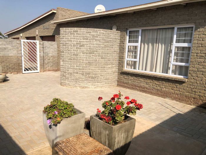 Property #2292410, House For Sale in Suid Duin