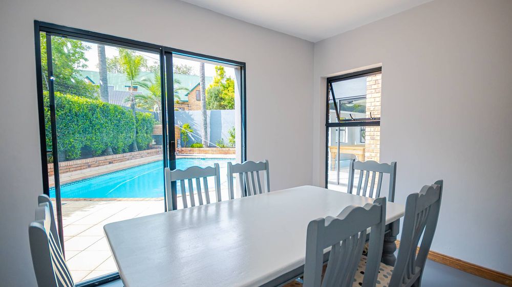 breakfast room overlooks the swimming pool