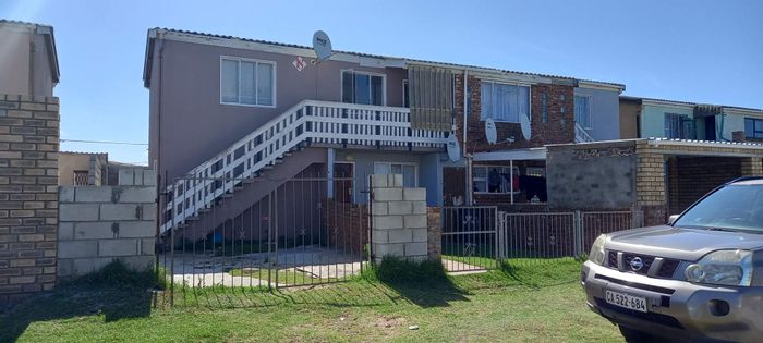 For Sale: Apartment in Sanctor with 2 bedrooms, off-street parking, and yard space.