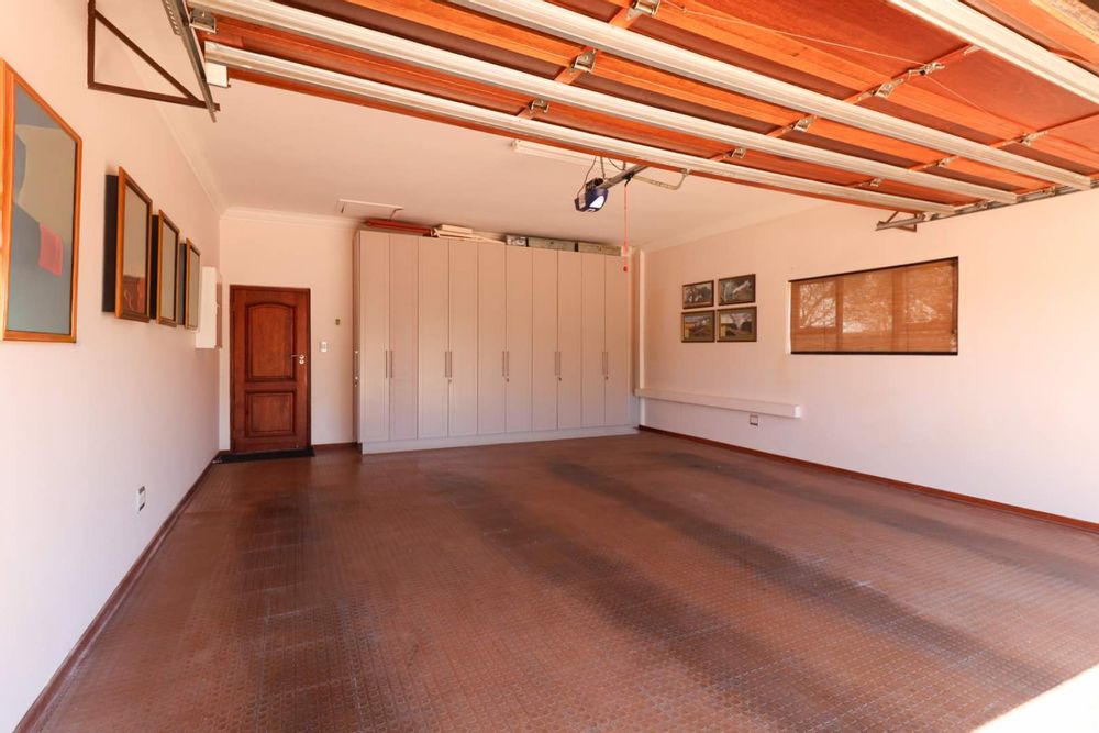 Double garage with built-in cupboards