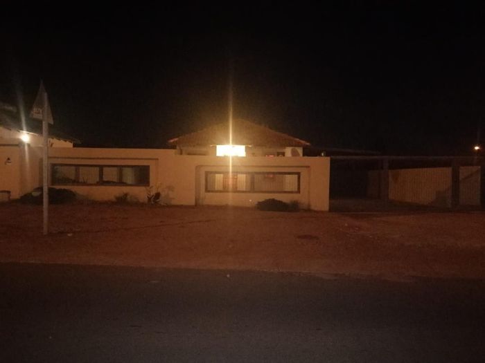 House To Rent in The Orchards: 3 Bedrooms, 2 Bathrooms, Prepaid Electricity, Parking.