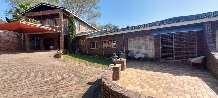 For Sale: Spacious 5-bedroom house in Sonheuwel Ext 1 with solar system and flatlet.