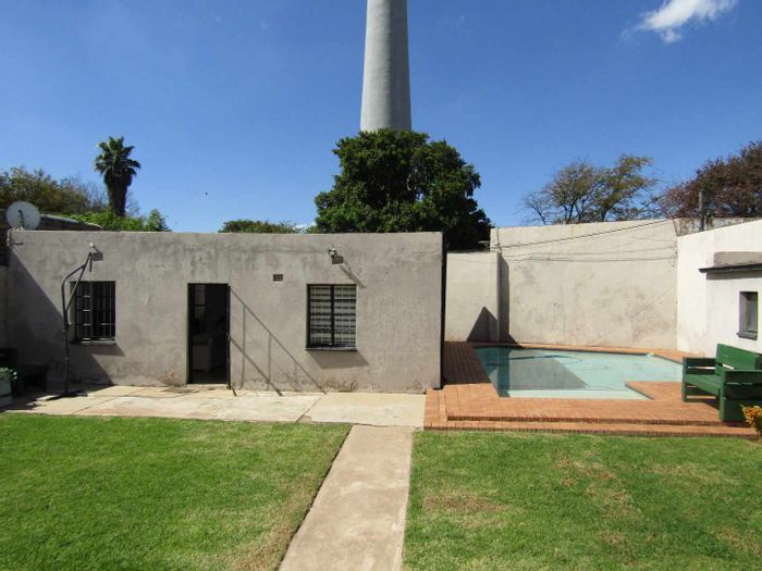 Brixton House For Sale: 5 bedrooms, flatlet, pool, ideal student housing investment.