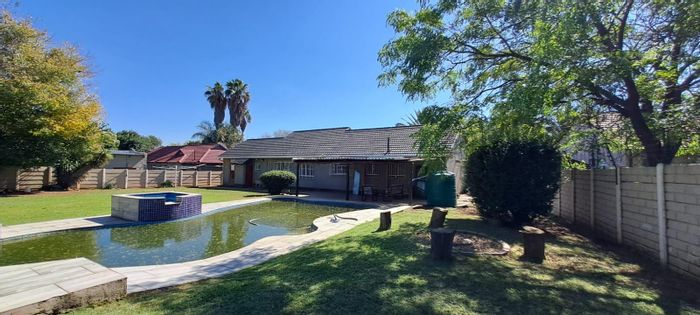 House for Sale in Brackendowns: 3 beds, flatlet, pool, solar system, spacious.