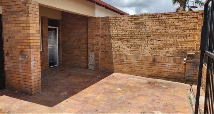 For Sale: House in Bezuidenhouts Valley with dual units, garages, and cottage.