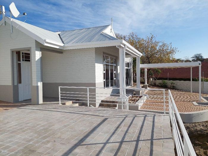 Klein Windhoek House To Rent: 3 bedrooms, double garage, patio, open-plan living.