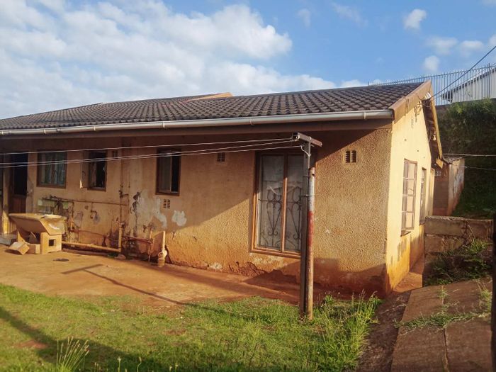 For Sale: Lamontville House with 4 bedrooms, cottages, and convenient location.