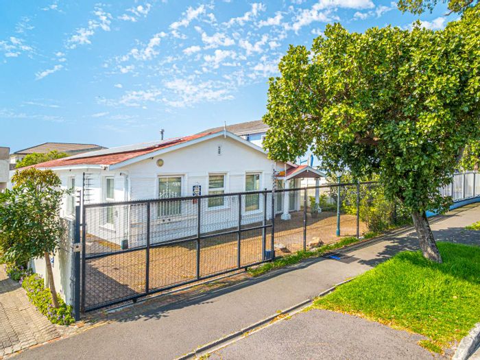 Rondebosch East House For Sale: 4 bedrooms, business potential, solar panels, ample parking.