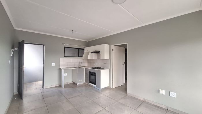 Ferndale Apartment To Rent: 1-bed penthouse, balcony, gym, laundry, coffee shop.
