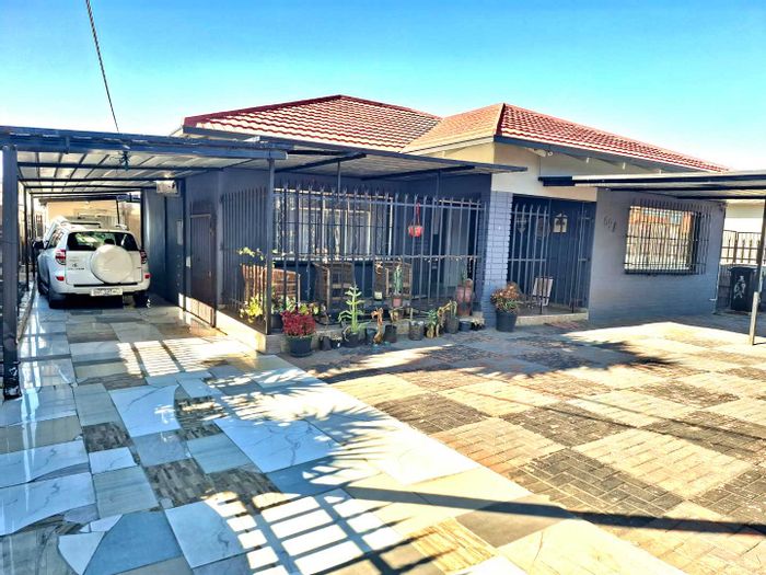 Alberton Central House For Sale: 4 Bedrooms, Flatlet, Ample Parking, Secure Living.