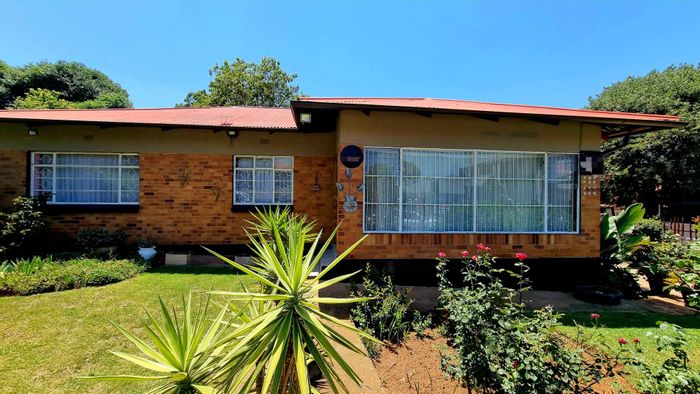 Alberton North House For Sale: 3 Bedrooms, spacious yard, carport, braai area.