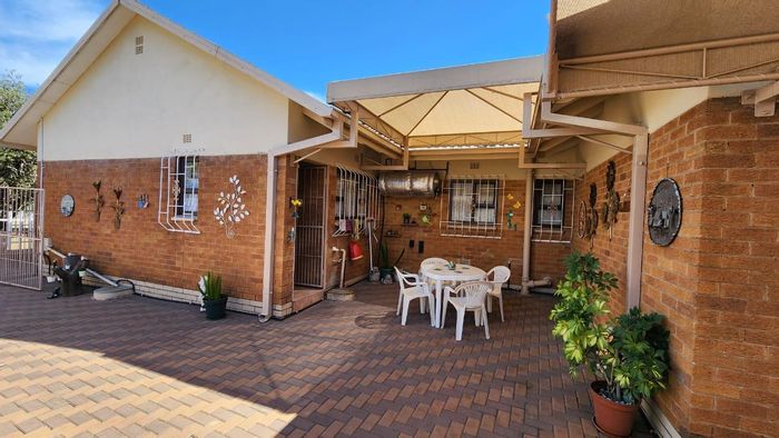 For Sale: House in Vanderbijlpark South East 6 with pool, bar, and security.