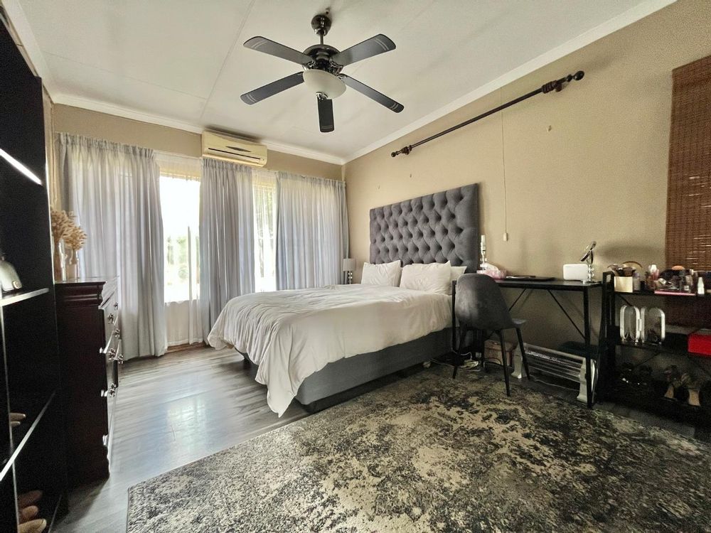 MAIN BEDROOM