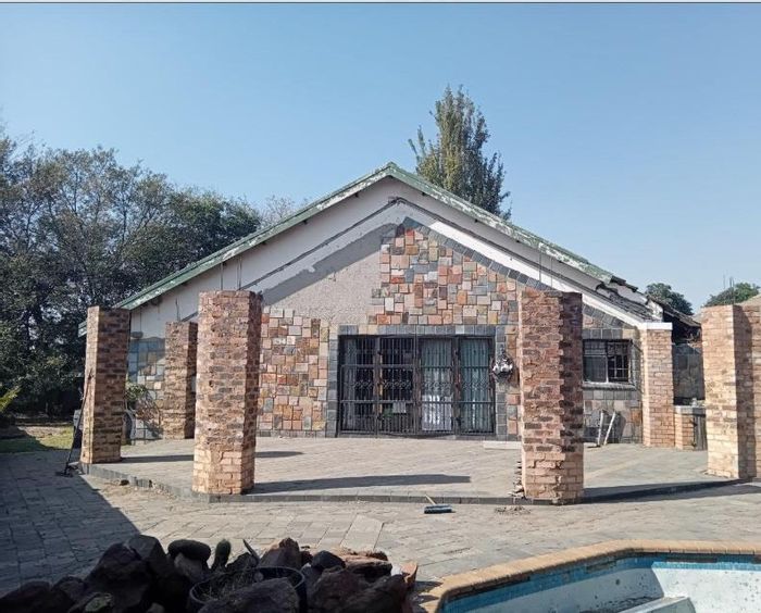 House for Sale in Emalahleni: 3 beds, 2 baths, 2 garages, spacious land.