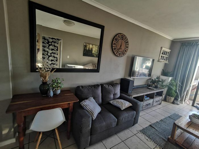 To Rent: Apartment in Brackenfell North with 2 bedrooms, parking, and gas braai.