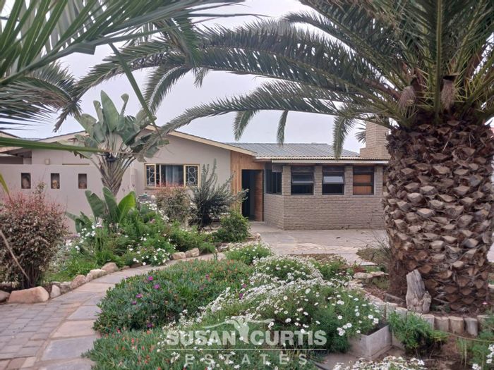 For Sale: House in Vineta with 3 beds, garages, flatlet, and entertainment area.