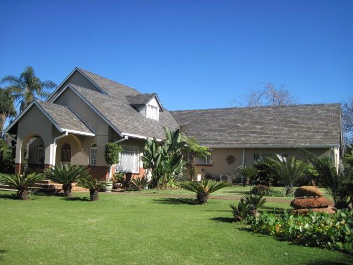 Zwartkop Farm For Sale: Multiple homes, extensive amenities, ideal for training center.