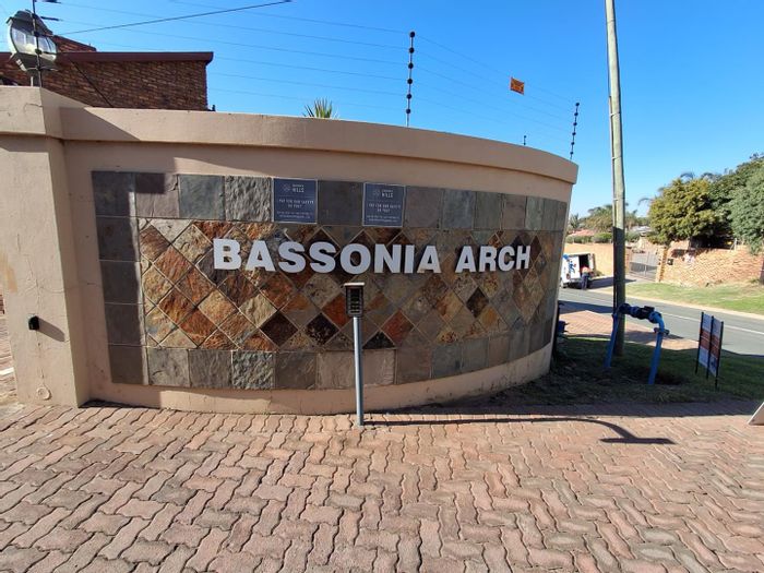 Bassonia Townhouse For Sale: Pet-friendly, private garden, 2 en-suite bedrooms.