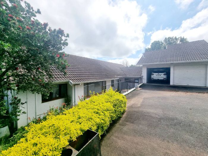 Hillcrest Central House To Rent: 4 beds, pet-friendly garden, pool, near schools.
