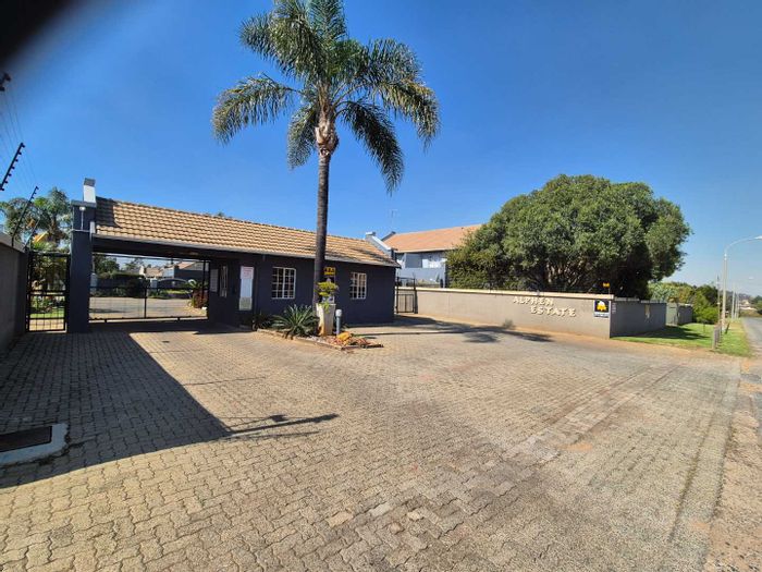Bartlett Apartment For Sale: 3 Bedrooms, pool access, pet-friendly, secure complex.