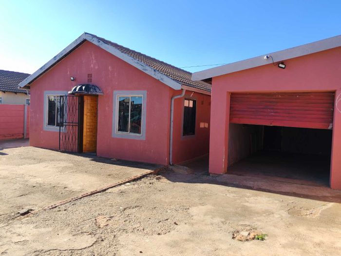 House for Sale in Lenasia Ext 13: 3 bedrooms, garage, versatile outdoor room.