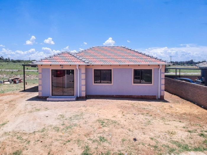 Selcourt House For Sale: 3 beds, garage, customizable finishes, near schools and malls.