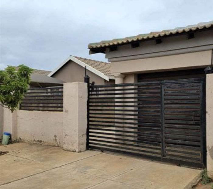 2-Bedroom House for Sale in Mahube Valley, near Mama Mall, with garage.