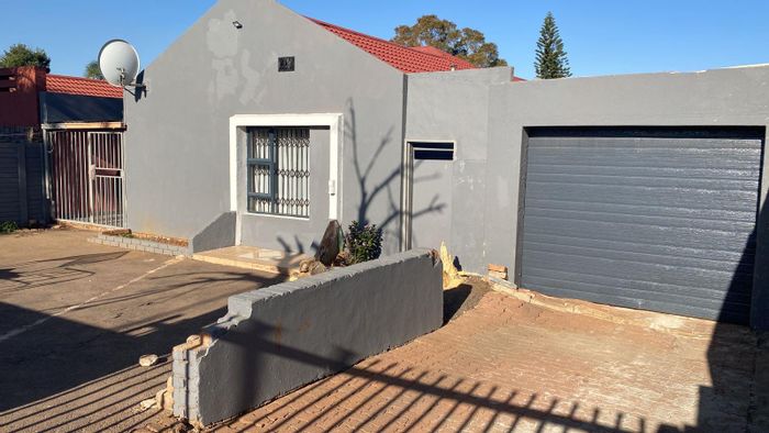 Elandspoort House For Sale: 3 Bedrooms, Entertainment Area, Convenient Location.