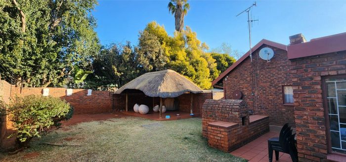 House to Rent in Eldoraigne Ext 1: 3 Bedrooms, Indoor Pool, Pet-Friendly.